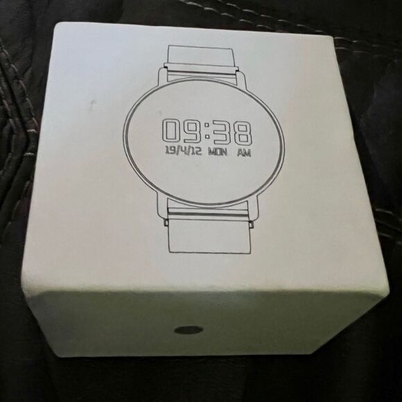 New in box smart watch with charger - Picture 3 of 7